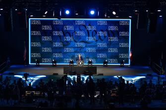 Trump ha attaccato Biden dal palco della convention Nra a Houston. “Se siamo in grado di inviare miliardi in Ucraina possiamo anche fare tutto quello che è necessario per mettere in sicurezza le scuole", ha attaccato