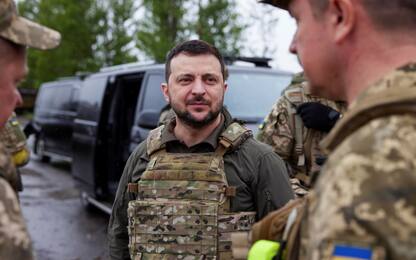 Ucraina, incidente d'auto per Zelensky: "Non è ferito gravemente"