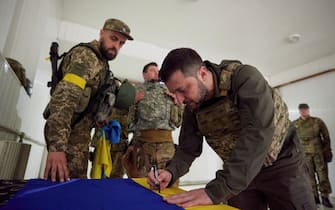 epa09984255 A handout photo made available by the Ukrainian Presidential Press Service shows Ukrainian President Volodymyr Zelensky signing a national flag during his visit in Kharkiv, Ukraine, 29 May 2022, amid the Russian invasion.  According to the Ukrainian presidential office, Zelensky visited the frontline positions in the east of the country and presented state awards to the military during a working trip to the Kharkiv region.  On 24 February, Russian troops invaded Ukrainian territory starting a conflict that has provoked destruction and a humanitarian crisis.  EPA / UKRAINIAN PRESIDENTIAL PRESS SERVICE HANDOUT - MANDATORY CREDIT: UKRAINIAN PRESIDENTIAL PRESS SERVICE - HANDOUT EDITORIAL USE ONLY / NO SALES