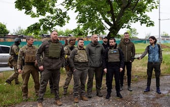 epa09984251 A handout photo made available by the Ukrainian Presidential Press Service shows Ukrainian President Volodymyr Zelensky (C) meeting with Ukrainian servicemen during his visit to the Kharkiv region, Ukraine, 29 May 2022, amid the Russian invasion.  According to the Ukrainian presidential office, Zelensky visited the frontline positions in the east of the country and presented state awards to the military during a working trip to the Kharkiv region.  On 24 February, Russian troops invaded Ukrainian territory starting a conflict that has provoked destruction and a humanitarian crisis.  EPA / UKRAINIAN PRESIDENTIAL PRESS SERVICE HANDOUT - MANDATORY CREDIT: UKRAINIAN PRESIDENTIAL PRESS SERVICE - HANDOUT EDITORIAL USE ONLY / NO SALES