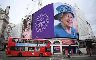 epa09732534 An image of Britain's Queen Elizabeth II is displayed on screen at Piccadilly Circus in London, Britain, 06 February 2022. The Platinum Jubilee of Queen Elizabeth II will mark the 70th anniversary of the British monarch's accession to the throne on 06 February 1952.  EPA/NEIL HALL