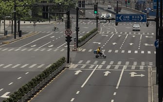 A delivery worker for Meituan travels along a near-empty road in Shanghai, China, on Friday, May 27, 2022. Shanghai will reopen some schools after a three-month shutdown as coronavirus infections there ebb, while attention is shifting to the simmering outbreak in Beijing that’s underscoring the relentless strain of China’s adherence to it’s zero-tolerance Covid strategy. Source: Bloomberg