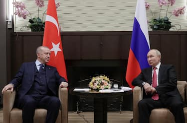 Russian President Vladimir Putin (R) speaks with Turkish President Recep Tayyip Erdogan during their meeting at the Bocharov Ruchei residence in Sochi, Russia, 28 September 2021. ANSA/VLADIMIR SMIRNOVSPUTNIK/KREMLIN POOL MANDATORY CREDIT