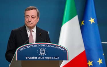 epa09987903 Italian Prime Minister Mario Draghi gives a press conference during a doorstep at the end of the second day of a Special European Summit on Ukraine at the European Council, in Brussels, Belgium, 31 May 2022.  EPA/STEPHANIE LECOCQ