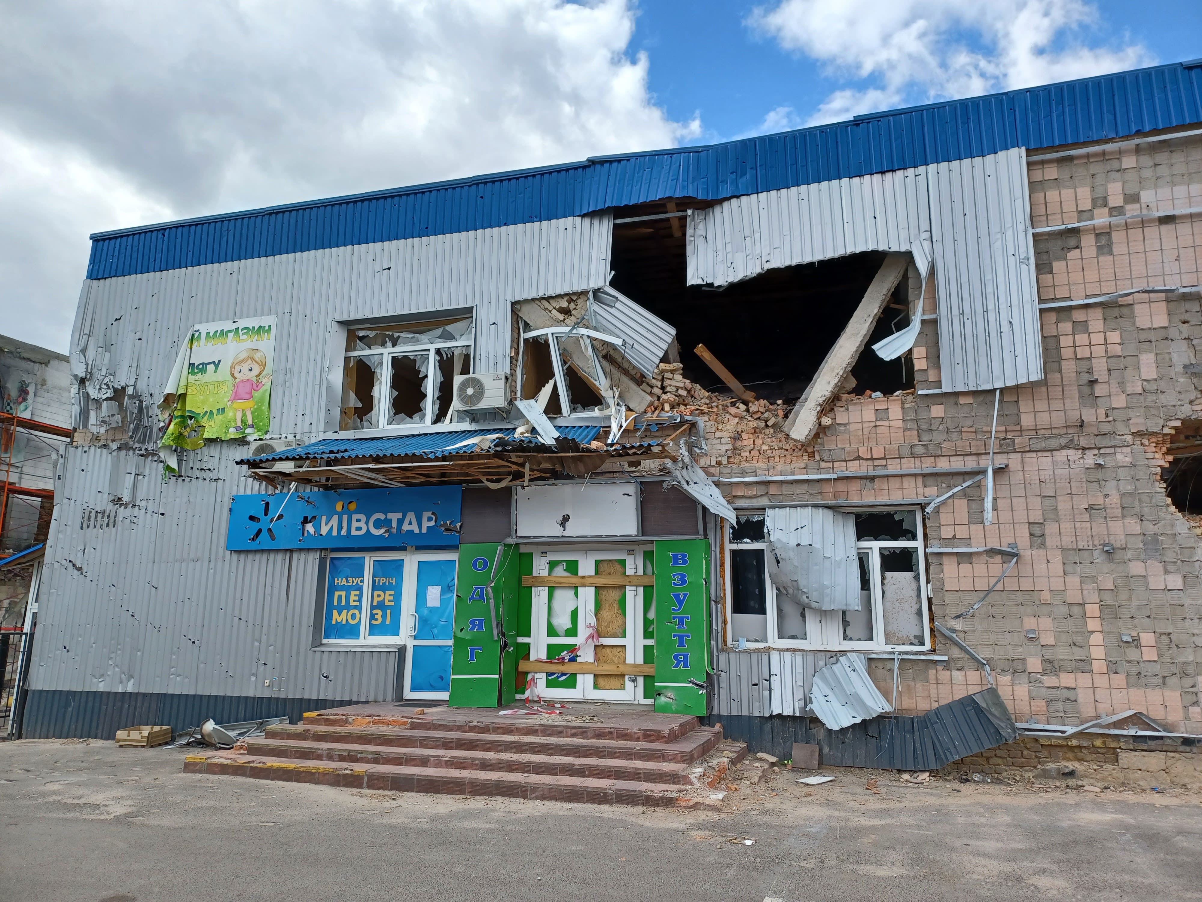 Un palazzo colpito da un missile nel centro di Makariv