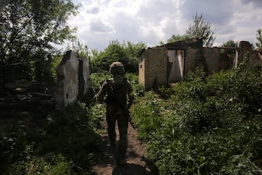 epa09985024 Ukrainian servicemen walk in their positions near the Zaytseve village of the Donetsk region, Ukraine, 29 May 2022. On 24 February, Russian troops invaded Ukrainian territory starting a conflict that has provoked destruction and a humanitarian crisis. According to the UNHCR, more than 6.5 million refugees are estimated to have fled Ukraine, and a further seven million people estimated to have been displaced internally within Ukraine since.  EPA/STR