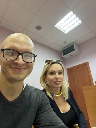 Twitter @novaya_gazeta - Marina Ovsyannikova è difesa in un procedimento amministrativo dall'avvocato Anton Gashinsky. Foto: canale telegrafico dell'avvocato Sergei Badamshin