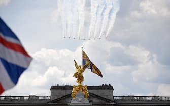 LONDON, ENGLAND - JUNE 02:  The RAF flypast Buckingham Palace after the Trooping the Colour parade on June 02, 2022 in London, England. The Platinum Jubilee of Elizabeth II is being celebrated from June 2 to June 5, 2022, in the UK and Commonwealth to mark the 70th anniversary of the accession of Queen Elizabeth II on 6 February 1952.  (Photo by Chris J Ratcliffe/Getty Images)