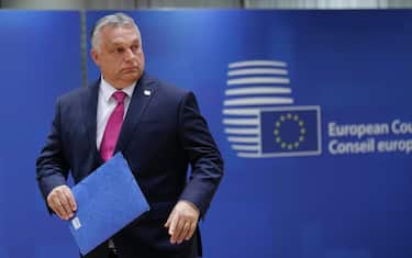 epa09986445 Hungary's Prime Minister Viktor Orban at the first day of a Special European Summit on Ukraine at the European Council, in Brussels, Belgium, 30 May 2022.  EPA/OLIVIER HOSLET