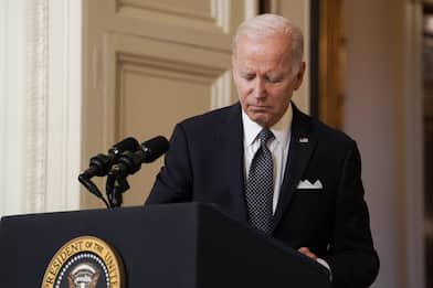 Usa, Biden chiede il divieto per le armi d'assalto: "Ora basta"
