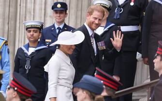 LONDON, ENGLAND - JUNE 03: Meghan, Duchess of Sussex and Prince Harry, Duke of Sussex arrive at St. Paul's Cathedral for Queen Elizabeth II Platinum Jubilee 2022 - National Service of Thanksgiving on June 03, 2022 in London, England. The Platinum Jubilee of Elizabeth II is being celebrated from June 2 to June 5, 2022, in the UK and Commonwealth to mark the 70th anniversary of the accession of Queen Elizabeth II on 6 February 1952. (Photo by Neil Mockford/GC Images)