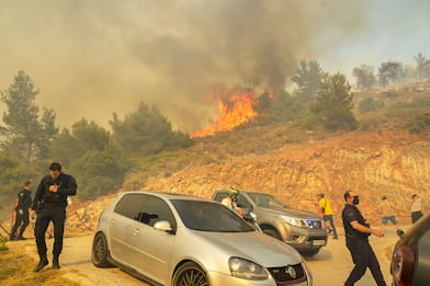 Grecia, maxi incendio alla periferia di Atene: danni ed evacuazioni