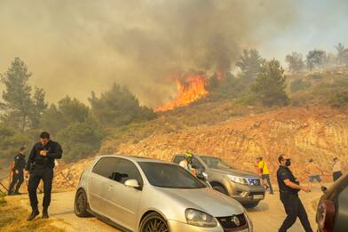 Grecia, maxi incendio alla periferia di Atene: danni ed evacuazioni