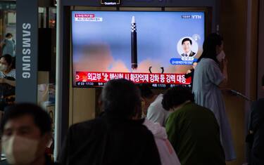 epa09996643 People watch a news segment pertaining to a North Korean missile launch, at a station in Seoul, South Korea, 05 June 2022. According to South Korea's Joint Chiefs of Staff (JCS), North Korea fired eight short-range ballistic missiles into the East Sea on 05 June.  EPA/JEON HEON-KYUN