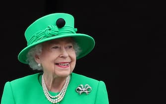 Britain's Queen Elizabeth II smiles to the crowd from Buckingham Palace balcony at the end of the Platinum Pageant in London on June 5, 2022 as part of Queen Elizabeth II's platinum jubilee celebrations. - The curtain comes down on four days of momentous nationwide celebrations to honour Queen Elizabeth II's historic Platinum Jubilee with a day-long pageant lauding the 96-year-old monarch's record seven decades on the throne. (Photo by Chris Jackson / POOL / AFP) (Photo by CHRIS JACKSON/POOL/AFP via Getty Images)