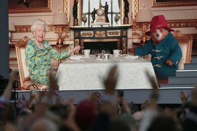 La Regina apre il concerto del Giubileo in video con l'orso Paddington