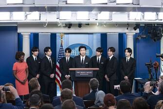 I BTS, star del K-pop sudcoreano, non hanno cantato, ma in una visita alla Casa Bianca per incontrare il Presidente Joe Biden hanno lanciato un messaggio inequivocabile contro il razzismo anti-asiatico