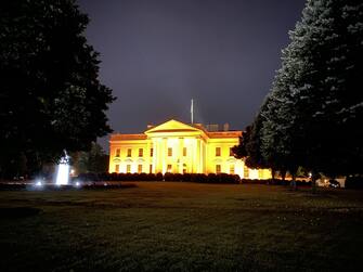 La Casa Bianca si è illuminata di arancione in onore della Giornata nazionale di sensibilizzazione sulla violenza armata, a seguito di molte sparatorie che hanno colpito il paese nelle scorse settimane