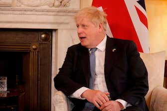epa09998977 British Prime Minister Boris Johnson during a bilateral meeting with Estonia's prime minister Kaja Kallas, in London, Britain, 06 June 2022.  EPA/JASON ALDEN / POOL
