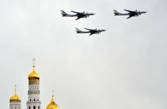 Russian Tupolev Tu-95 turboprop-powered strategic bombers fly above the Kremlin's cathedrals in Moscow, on May 7, 2014, during a rehearsal of the Victory Day parade. Russia celebrates the1945 victory over Nazi Germany on May 9. AFP PHOTO / YURI KADOBNOV        (Photo credit should read YURI KADOBNOV/AFP via Getty Images)