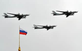 Russian Tupolev Tu-95 turboprop-powered strategic bombers fly above the Kremlin in Moscow, on May 7, 2014, during a rehearsal of the Victory Day parade. Russia celebrates the1945 victory over Nazi Germany on May 9. AFP PHOTO / YURI KADOBNOV        (Photo credit should read YURI KADOBNOV/AFP via Getty Images)