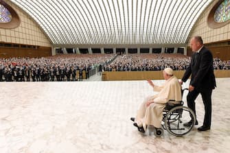 Pope Francis receives in audience in the Paul VI Hall the managers and staff of the National Agency for Civil Aviation (ENAC), Vatican City, May 13, 2022. ANSA / VATICAN MEDIA ++ HO - NO SALES EDITORIASL USE ONLY ++