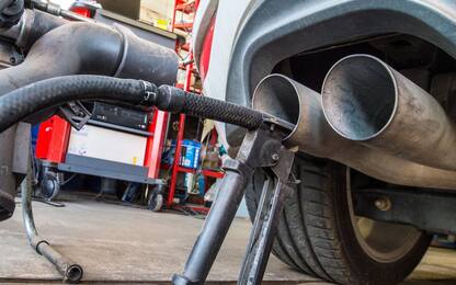 Parlamento Ue dice stop a vendite auto benzina e diesel dal 2035