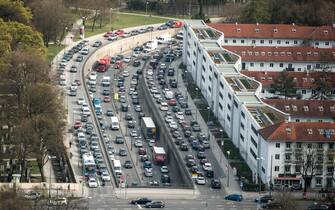 epa07485397 Vehicles drive in a traffic jam on the Mittlerer Ring in Munich, Germany, 04 April 2019.  EPA/LUKAS BARTH-TUTTAS