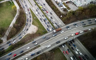 epa07485400 Vehicles drive in a traffic jam on the Mittlerer Ring and motorway A9 in Munich, Germany, 04 April 2019.  EPA/LUKAS BARTH-TUTTAS