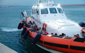 Crotone, a boat of about 12 meters was spotted by the Port Authority of Crotone with 45 irregular migrants of Pakistani nationality, coming from Greece, on board, and was reached by a Coast Guard patrol boat that disembarked in the port of Crotone .  In the photo a moment of the landing.  17/06/2017 - Crotone - Italy