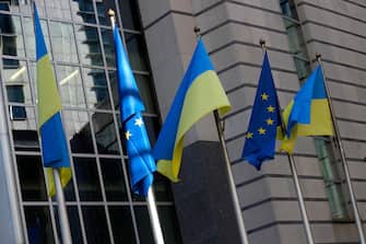 epa09791554 Ukrainian flags are hoisted along Flag of Europe to show solidarity with Ukraine over the Russian aggression, in front of the European Parliament in Brussels, Belgium, 28 February 2022. EU defence ministers are meeting via video conference on 28 February to discuss the latest situation on the ground in Ukraine, following Russia's military invasion.  EPA/STEPHANIE LECOCQ