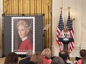 Il volto di Nancy Reagan è su un francobollo Usa. 'Nancy Reagan Forever' è stato svelato nel corso di una cerimonia alla Casa Bianca presieduta da Jill Biden