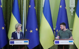 epaselect epa10007686 President of EU Commission Ursula von der Leyen (L) and Ukrainian President Volodymyr Zelensky (R) brief the press following their meeting in Kyiv, Ukraine, 11 June 2022. Ursula von der Leyen arrived in Kyiv for a working visit to meet with top officials and express their support for Ukraine amid the Russian invasion.  EPA / SERGEY DOLZHENKO