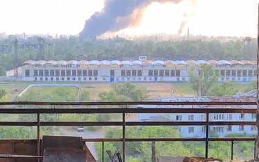 Un post tratto dal profilo Tpyxa: Lo stabilimento Azot di Severodonetsk è in fiamme dopo i bombardamenti dell'artiglieria russa.
Lì si nascondono l'esercito ucraino e circa 500 civili, tra cui 40 bambini. Lo ha annunciato il capo dell'OVA di Lugansk Serhiy Gaidai. +++ATTENZIONE LA FOTO NON PUO' ESSERE PUBBLICATA O RIPRODOTTA SENZA L'AUTORIZZAZIONE DELLA FONTE DI ORIGINE CUI SI RINVIA+++