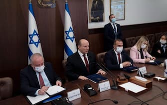 epa09837602 Israeli Prime Minister Naftali Bennet (2-L), chairs the weekly cabinet meeting in Jerusalem, 20 March 2022. EPA / Maya Alleruzzo / POOL POOL PHOTO