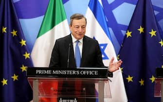 epa10012125 Italian Prime Minister Mario Draghi speaks during a joint media statement with Israeli Prime minister Naftali Bennett (not pictured) at the Prime minster s office in Jerusalem, Israel, 14 June 2022. Mario Draghi is on a two days official visit to Israel and the Palestinian Authority.  EPA/ABIR SULTAN / POOL EPA POOL