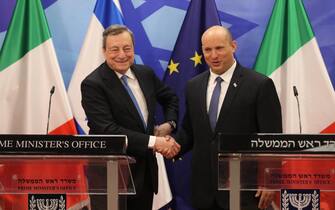 epa10012115 Italian Prime Minister Mario Draghi (L) shakes hands with Israeli Prime minister Naftali Bennett (R) during a media statement at the Prime minster s office in Jerusalem, Israel, 14 June 2022. Mario Draghi is on a two days official visit to Israel and the Palestinian Authority.  EPA/ABIR SULTAN / POOL EPA POOL