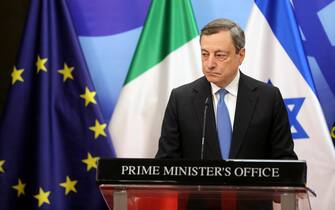 epa10012124 Italian Prime Minister Mario Draghi attends a joint media statement with Israeli Prime minister Naftali Bennett (not pictured) at the Prime minster s office in Jerusalem, Israel, 14 June 2022. Mario Draghi is on a two days official visit to Israel and the Palestinian Authority.  EPA/ABIR SULTAN / POOL EPA POOL