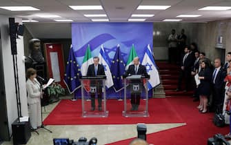 epa10012123 Italian Prime Minister Mario Draghi (L) and Israeli Prime minister Naftali Bennett (R) during a media statement at the Prime minster s office in Jerusalem, Israel, 14 June 2022. Mario Draghi is on a two days official visit to Israel and the Palestinian Authority.  EPA/ABIR SULTAN / POOL EPA POOL