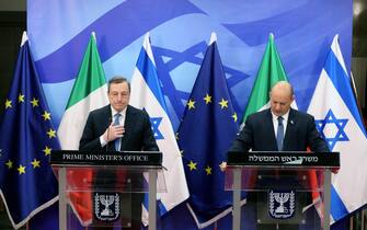 epa10012131 Italian Prime Minister Mario Draghi (L) and Israeli Prime minister Naftali Bennett (R) during a media statement at the Prime minster s office in Jerusalem, Israel, 14 June 2022. Mario Draghi is on a two days official visit to Israel and the Palestinian Authority.  EPA/ABIR SULTAN / POOL EPA POOL