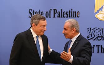 epa10012475 Italian Prime Minister Mario Draghi (L) and the Palestinian Prime Minister Mohammad Shtayyeh (R) attend a press briefing, in the West Bank city of Ramallah, 14 June 2022. Draghi is on a two days official visit to Israel and the Palestinian territories.  EPA/ATEF SAFADI