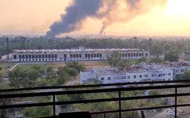 Un post tratto dal profilo Tpyxa: Lo stabilimento Azot di Severodonetsk è in fiamme dopo i bombardamenti dell'artiglieria russa.
Lì si nascondono l'esercito ucraino e circa 500 civili, tra cui 40 bambini. Lo ha annunciato il capo dell'OVA di Lugansk Serhiy Gaidai. +++ATTENZIONE LA FOTO NON PUO' ESSERE PUBBLICATA O RIPRODOTTA SENZA L'AUTORIZZAZIONE DELLA FONTE DI ORIGINE CUI SI RINVIA+++