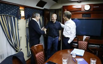 epa10015394 (L-R) Italian Prime Minister Mario Draghi, German Chancellor Olaf Scholz and French President Emmanuel Macron talk inside a train carriage at an undisclosed location on their way from Poland to Kyiv, Ukraine, 16 June 2022. The three EU leaders will meet Ukrainian President Volodymyr Zelensky.  EPA/LUDOVIC MARIN / POOL MAXPPP OUT