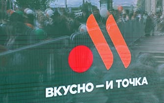 epa10009490 A logo of Vkusno I Tochka former McDonald's during reopening under a new brand Vkusno I Tochka in Moscow, Russia, 12 June 2022. On 14 March 2022, due to events in Ukraine, McDonald's Corporation ceased its operations in Russia. In May after announcement of the plans to exit the Russian market, the company sold its Russian business to Russian businessman, McDonald's franchisee partner, Alexander Govor, who will continue to develop the fast-food chain under a new brand. The first 15 outlets will open in Moscow and Moscow region on 12 June.  EPA/MAXIM SHIPENKOV