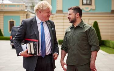 epa10018785 A handout photo made available by the Ukrainian Presidential Press Service shows Ukrainian President Volodymyr Zelensky (R) welcoming British Prime Minister Boris Johnson prior to a meeting in Kyiv (Kiev), Ukraine, 17 June 2022. During his visit to Kyiv, Johnson offered to launch a major training operation for Ukrainian forces.  EPA/UKRAINIAN PRESIDENTIAL PRESS SERVICE HANDOUT -- MANDATORY CREDIT: UKRAINIAN PRESIDENTIAL PRESS SERVICE -- HANDOUT EDITORIAL USE ONLY/NO SALES