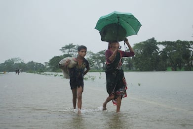 Monsone in Bangladesh: 25 morti per piogge violente e frane