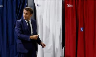epa10009348 France's President Emmanuel Macron enters in the polling booth to casts his vote in the French parliamentary elections at a polling station in Le Touquet, northern France, 12 June 2022. The legislative elections in France will be held on 12 and 19 June 2022 to elect the 577 members for the National Assembly of the French Republic.  EPA / LUDOVIC MARIN / POOL MAXPPP OUT