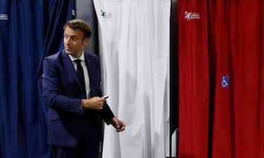 epa10009348 France's President Emmanuel Macron enters in the polling booth to casts his vote in the  French parliamentary elections at a polling station in Le Touquet, northern France, 12 June 2022. The legislative elections in France will be held on 12 and 19 June 2022 to elect the 577 members for the National Assembly of the French Republic.  EPA/LUDOVIC MARIN / POOL  MAXPPP OUT