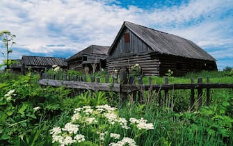RUSSIA - MARCH 24: Wooden houses, Siberia, Russia.  (Photo by DeAgostini / Getty Images)