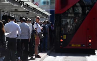 Sciopero trasporti in Uk Gente in strada in Uk per lo sciopero dei treni
